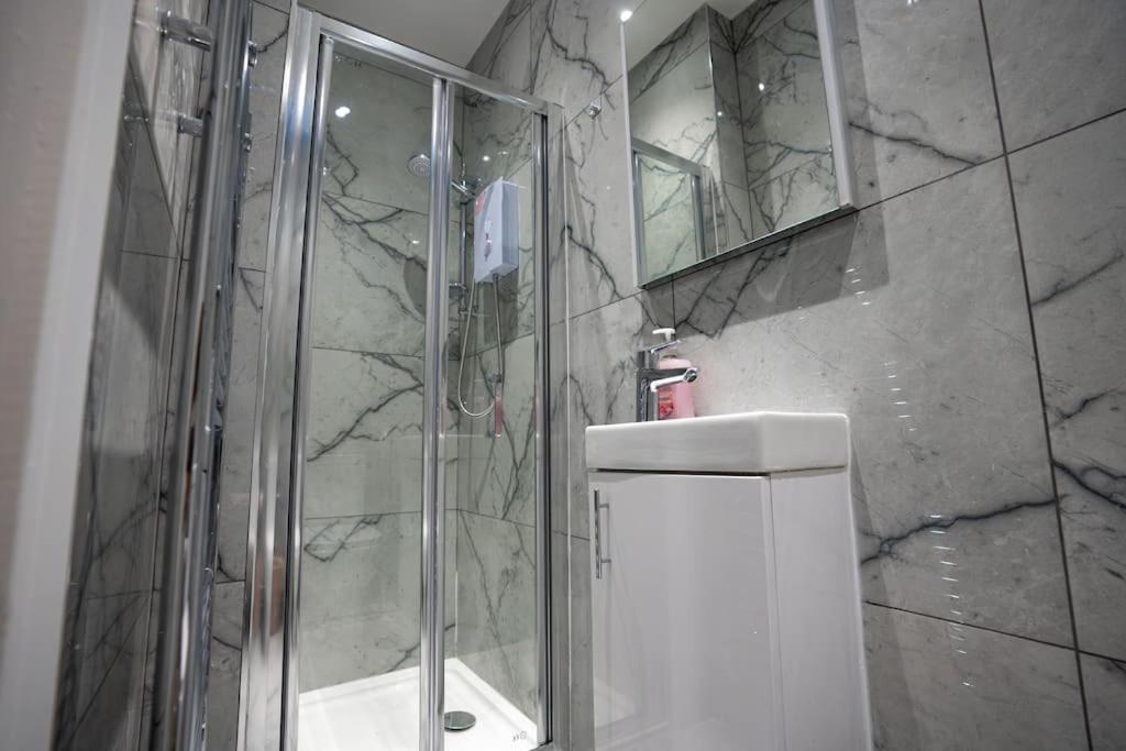 Villa Luxury 6 Bed Near Centre With Cinema & Games 5 Bathrooms