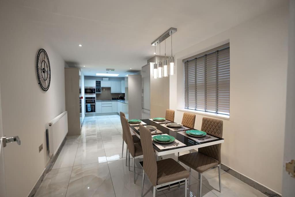 Villa Luxury 6 Bed Near Centre With Cinema & Games 5 Bathrooms
