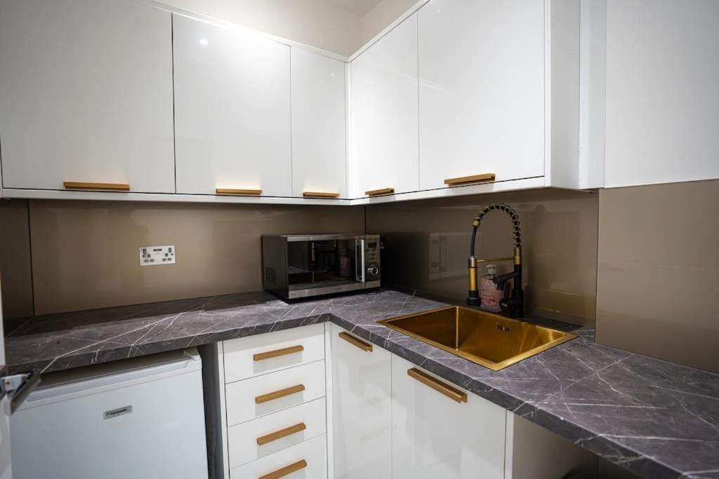 Luxury 6 Bed Near Centre With Cinema & Games 5 Bathrooms Villa