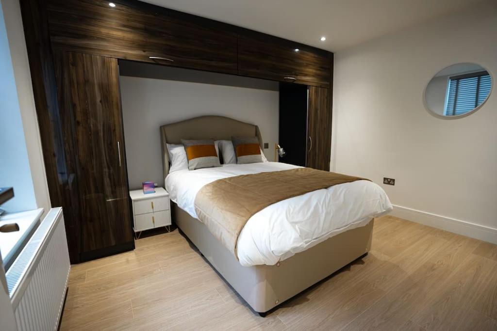 Luxury 6 Bed Near Centre With Cinema & Games 5 Bathrooms Villa Manchester