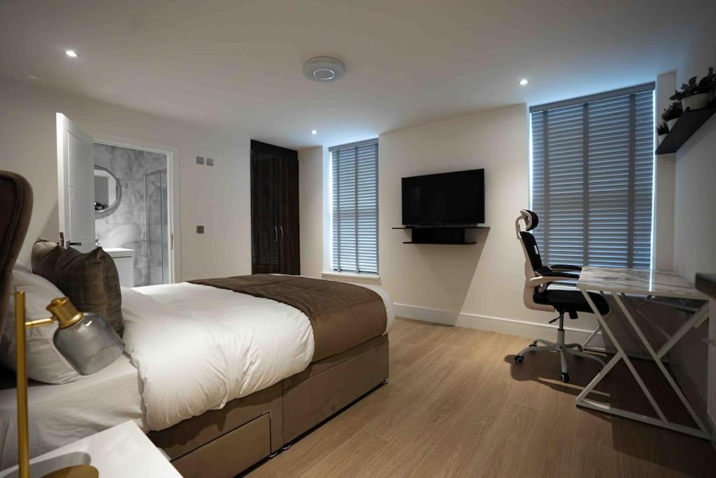 Villa Luxury 6 Bed Near Centre With Cinema & Games 5 Bathrooms *
