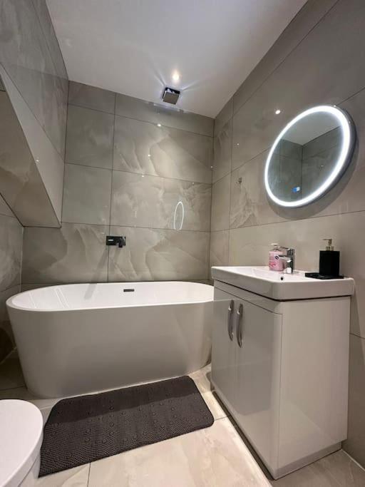 Luxury 6 Bed Near Centre With Cinema & Games 5 Bathrooms Villa