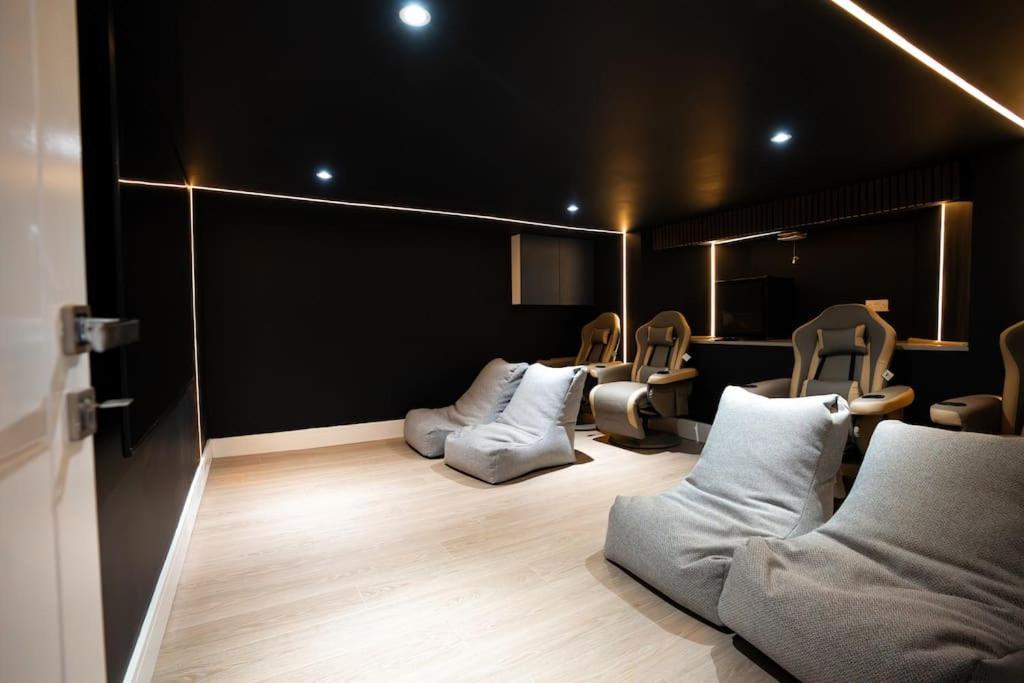 Luxury 6 Bed Near Centre With Cinema & Games 5 Bathrooms Villa Manchester