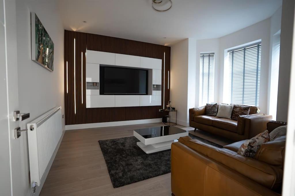 Luxury 6 Bed Near Centre With Cinema & Games 5 Bathrooms Villa