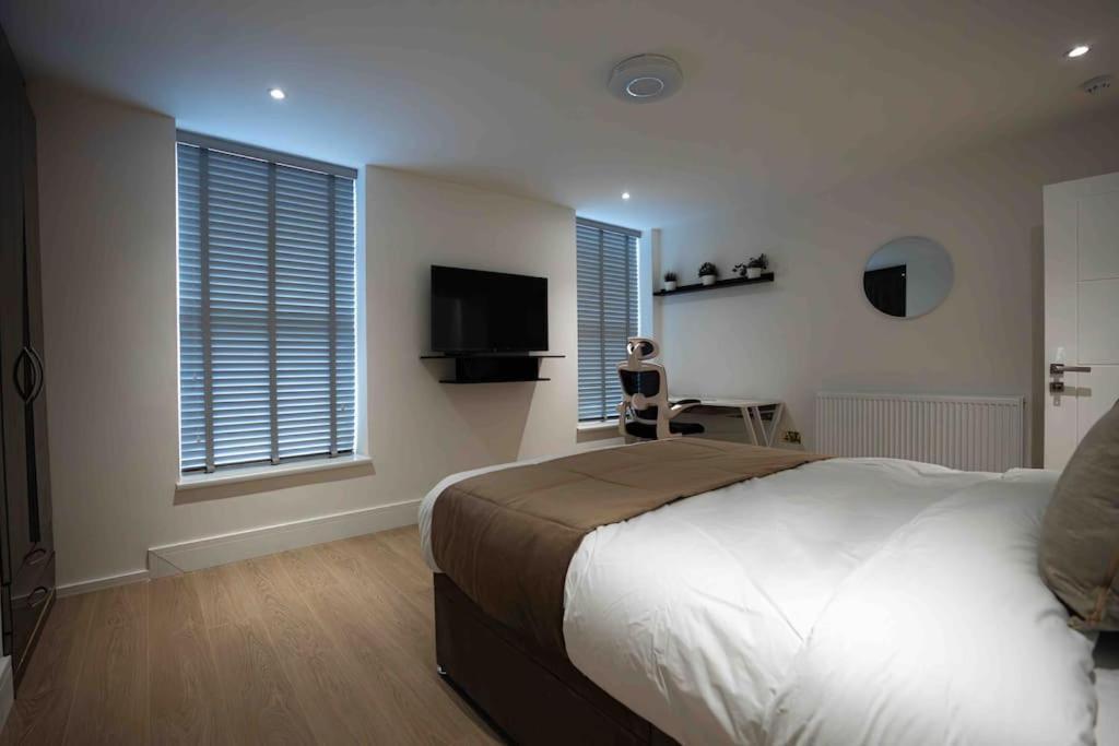 Luxury 6 Bed Near Centre With Cinema & Games 5 Bathrooms