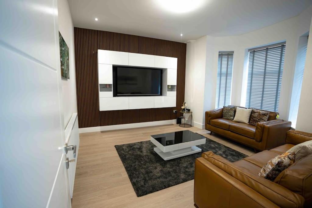 Luxury 6 Bed Near Centre With Cinema & Games 5 Bathrooms Manchester