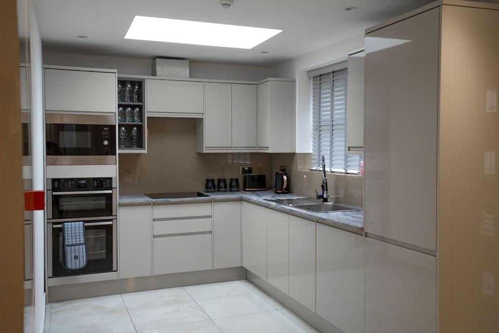 Villa Luxury 6 Bed Near Centre With Cinema & Games 5 Bathrooms