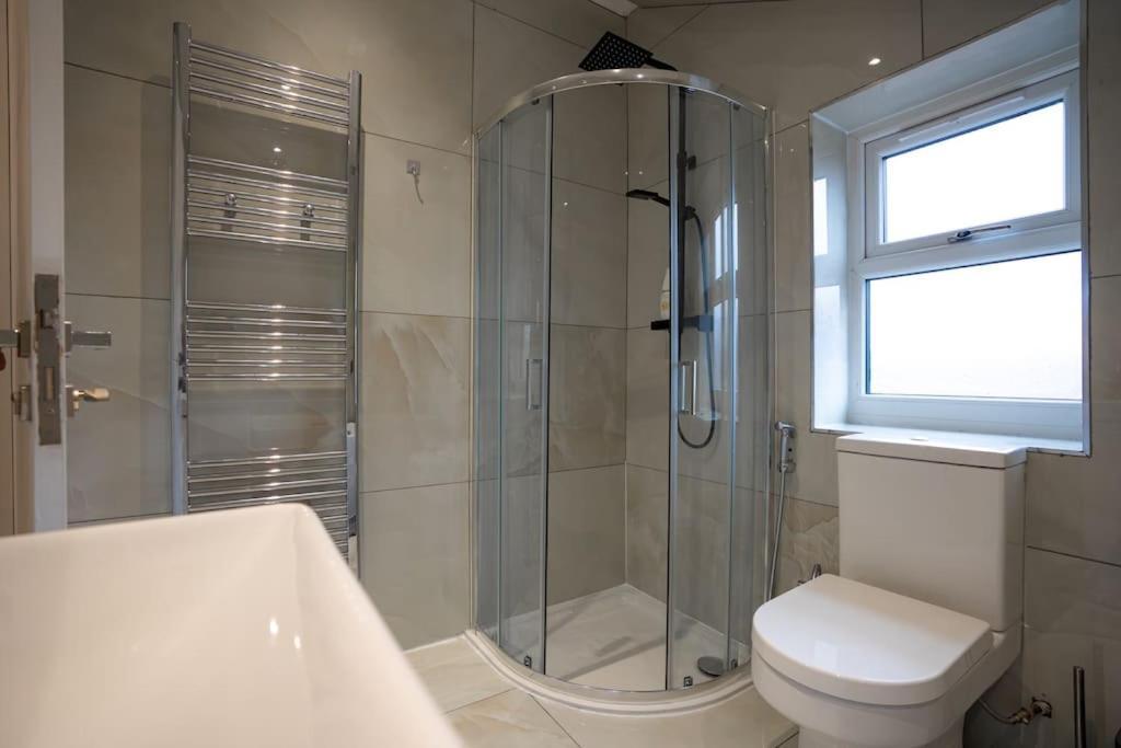 Luxury 6 Bed Near Centre With Cinema & Games 5 Bathrooms Villa Manchester