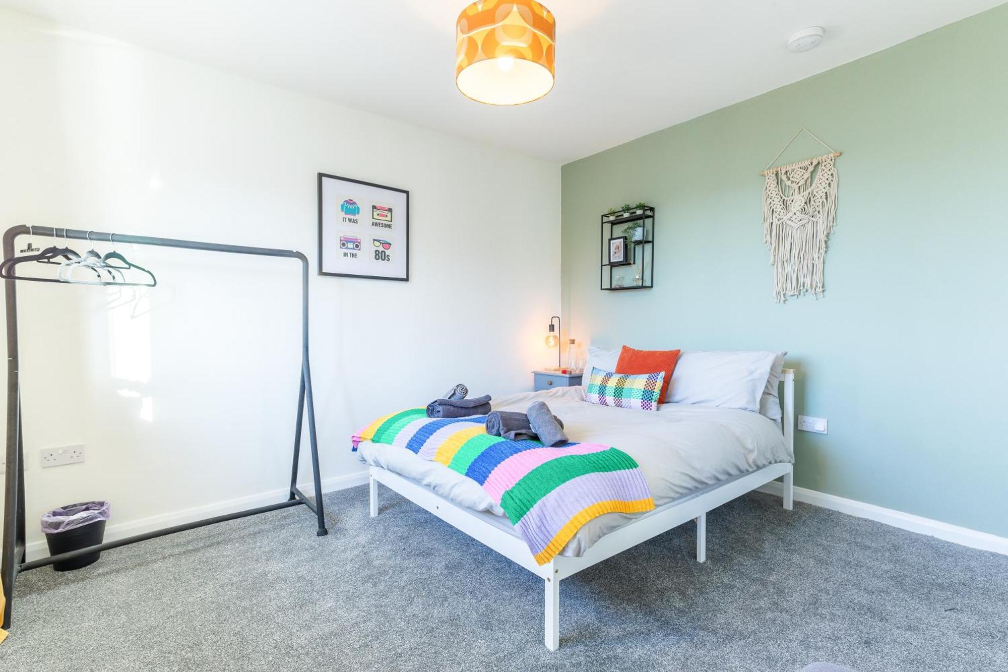 Newly Renovated 5 Bed + 5 Bath! Holiday home Manchester