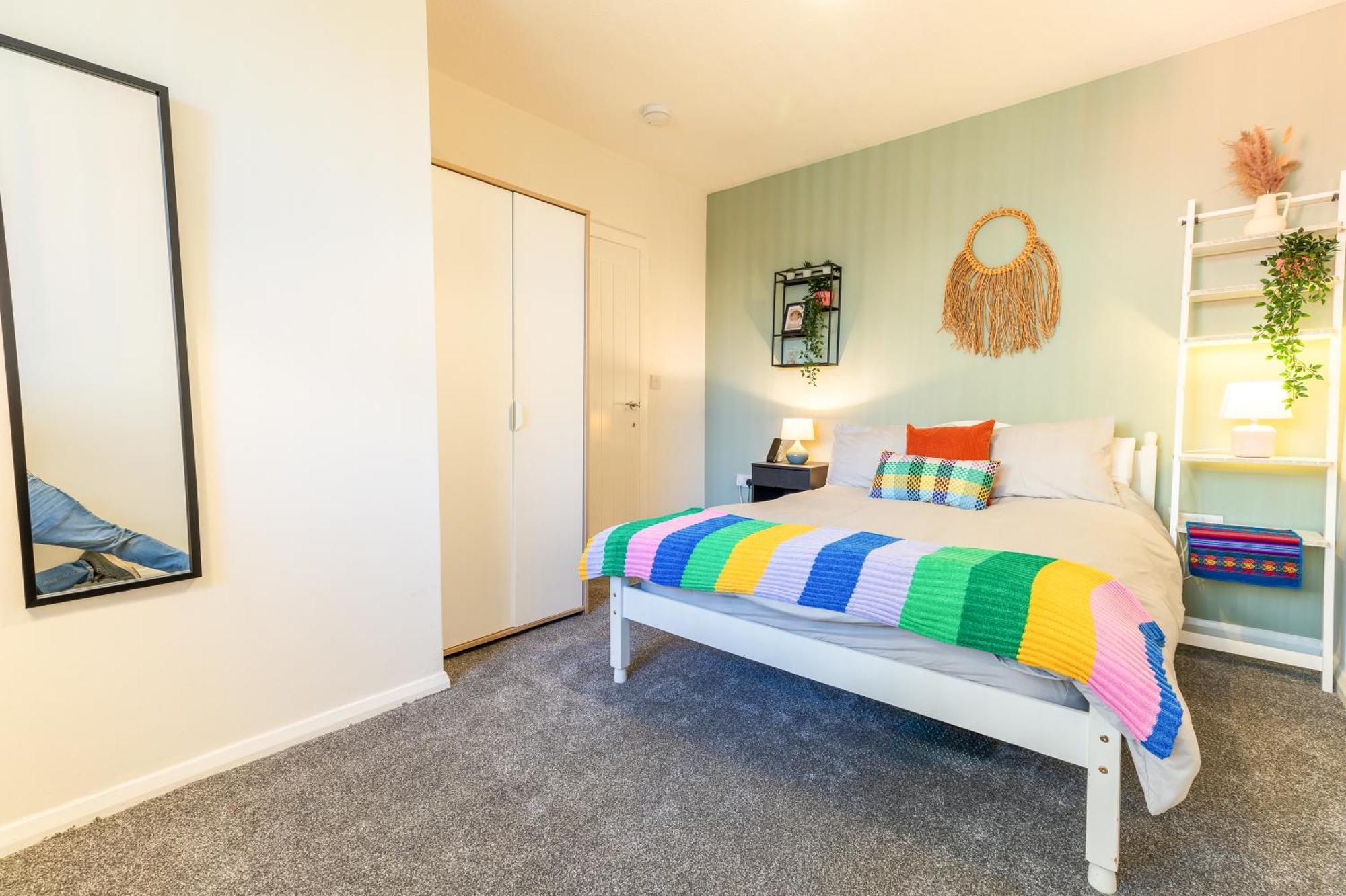 Newly Renovated 5 Bed + 5 Bath! Holiday home Manchester