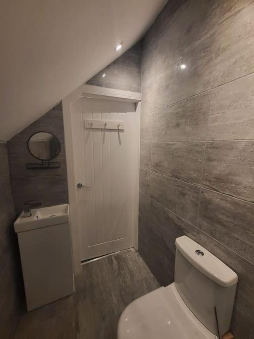 New 4 Bedrm House! Parking. 10min To / Etihad * Manchester