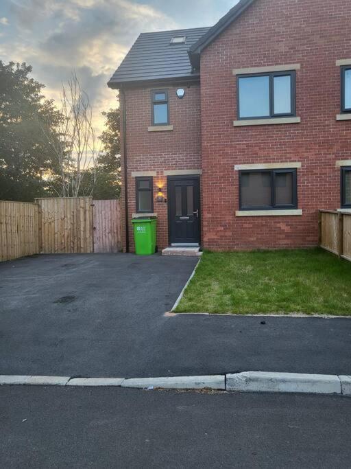 New 4 Bedrm House! Parking. 10min To / Etihad Holiday home *