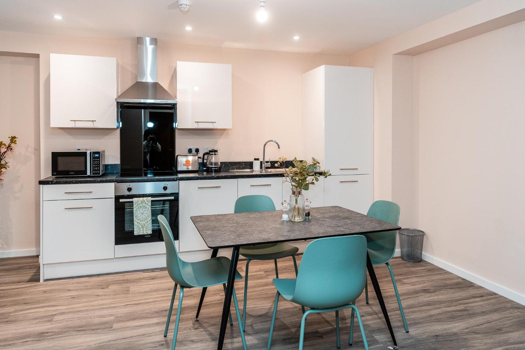 Apartment Entire 2 Bedroom And 2 Bathroom In -free Underground Parking Manchester