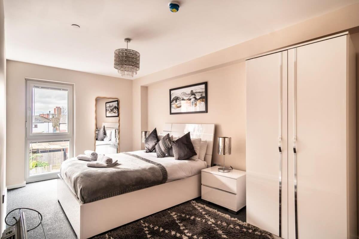 Spacious & Bright 2 Bed In Apartment *