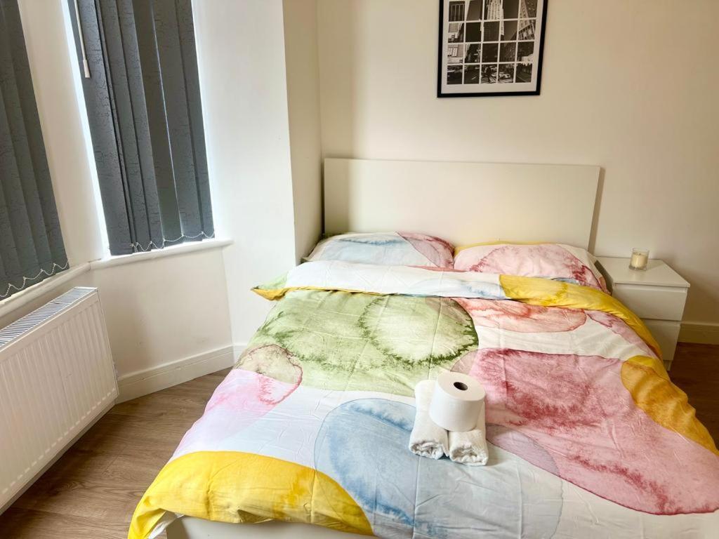 1 En-suit Double Bedroom With Bathroom In *