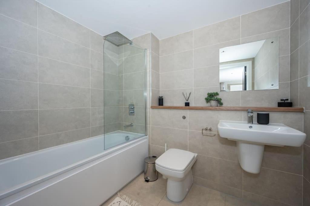 Modern Waterfront Living City's Hotspots Nearby * Manchester