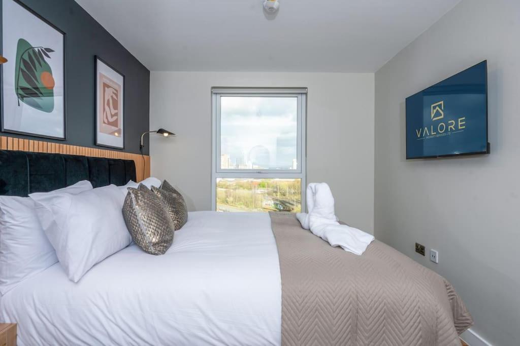 Modern Waterfront Living City's Hotspots Nearby Apartment *