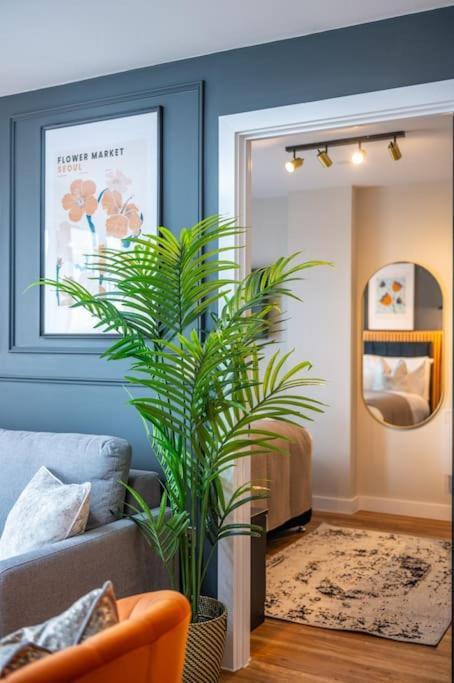Apartment Modern Waterfront Living City's Hotspots Nearby *