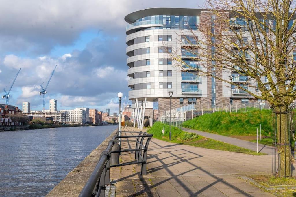 Apartment Modern Waterfront Living City's Hotspots Nearby *