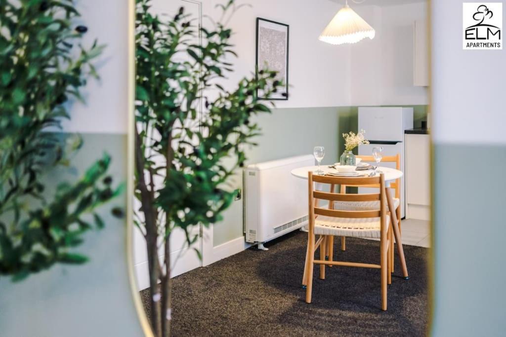 Cozy 1 Bedroom Apartment, Prime Location , Free Parking Apartment