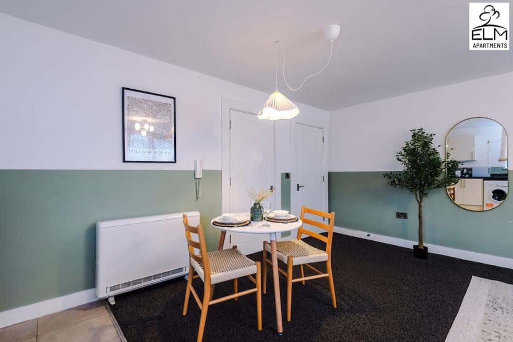 Cozy 1 Bedroom Apartment, Prime Location , Free Parking Apartment *