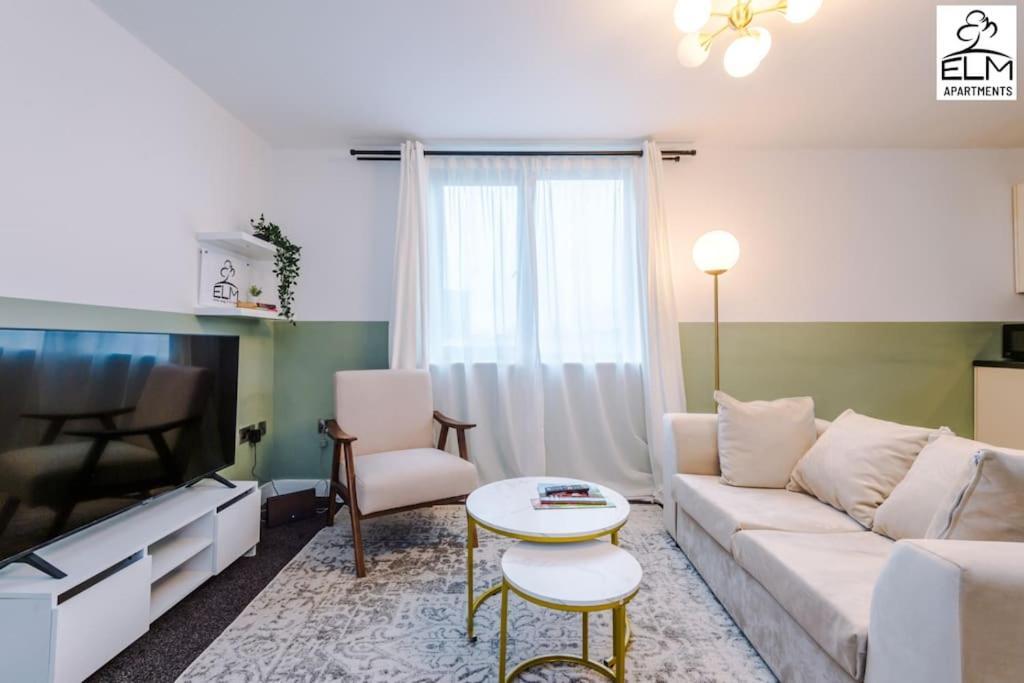 Cozy 1 Bedroom Apartment, Prime Location , Free Parking Apartment *