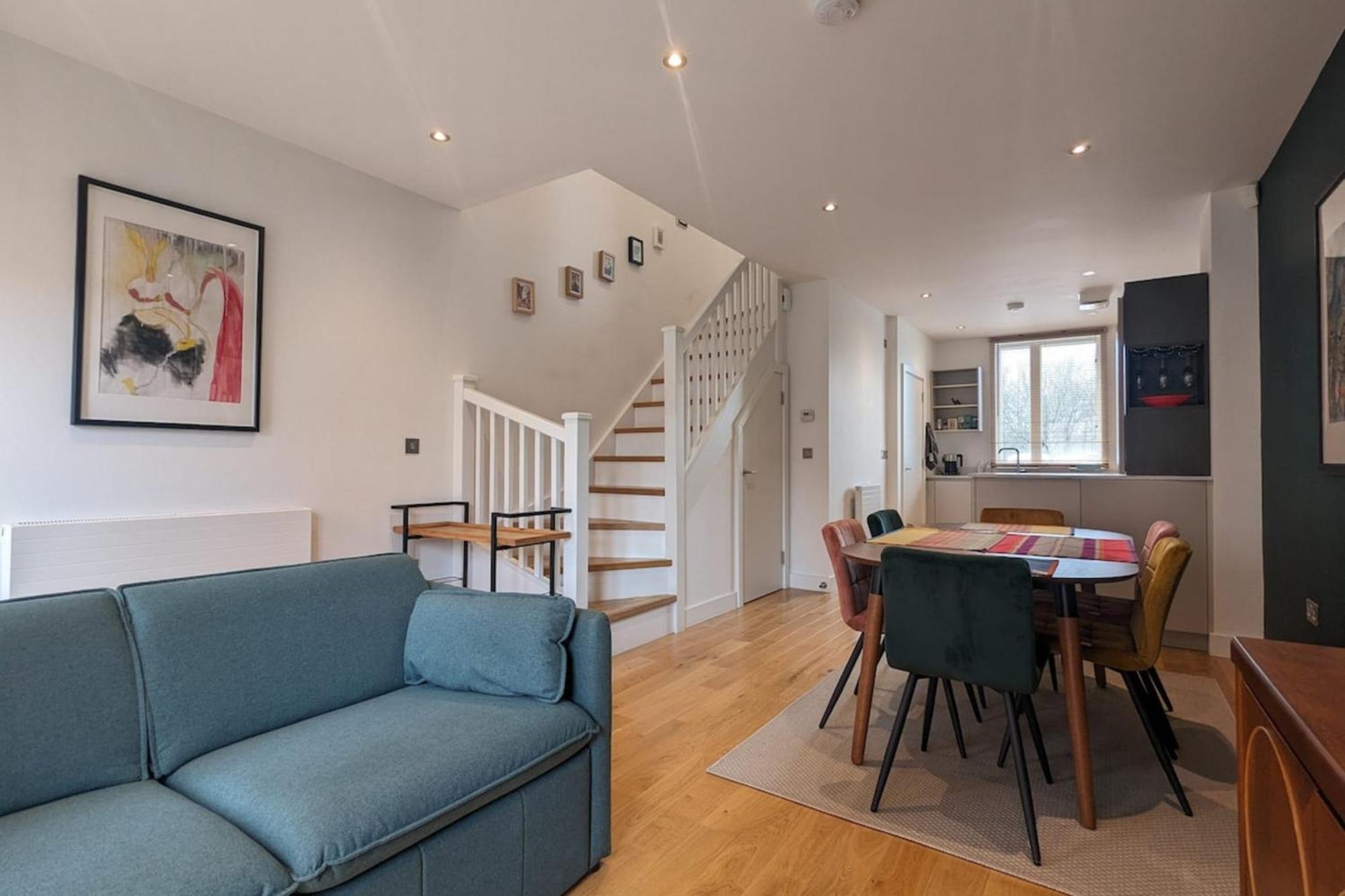 Adelphi Townhouse Contemporary 2 Bed 1 Bath 1 Wc