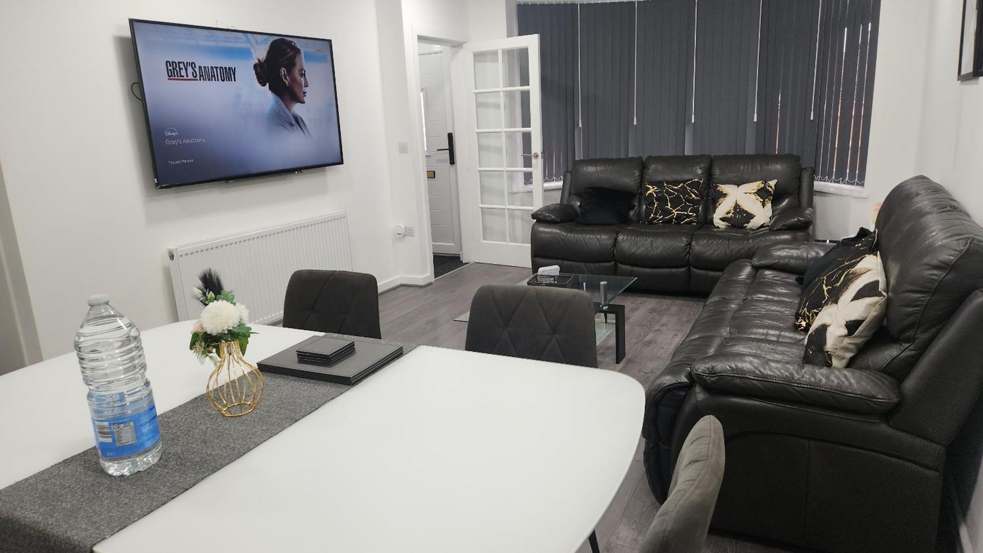 Holiday home Etihcity - 3 Bedroom Semi - Free Parking Near Etihad Stadium, Tourist Attractions, Centre, Transport And Motorway Links Next To Mcdonald's - Sky N Netflix