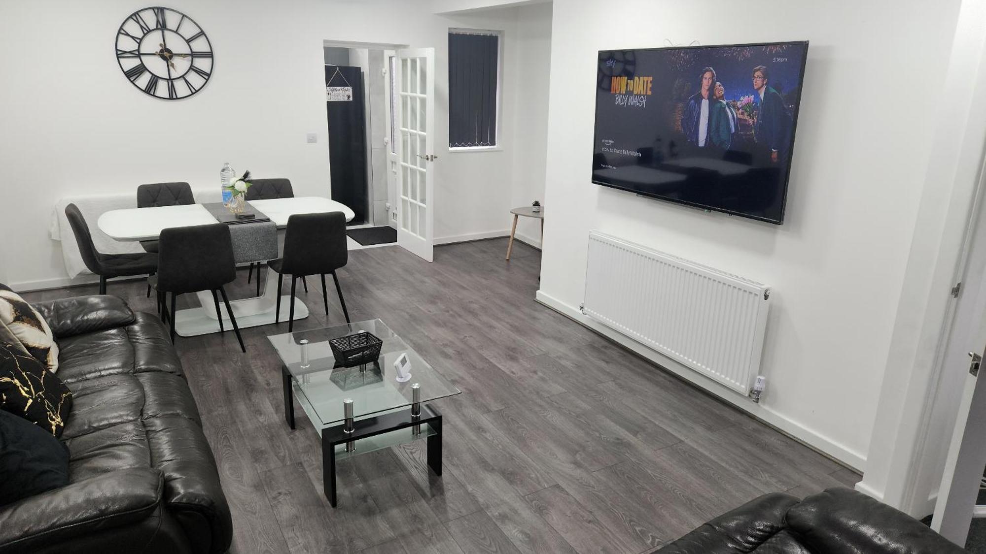 Holiday home Etihcity - 3 Bedroom Semi - Free Parking Near Etihad Stadium, Tourist Attractions, Centre, Transport And Motorway Links Next To Mcdonald's - Sky N Netflix