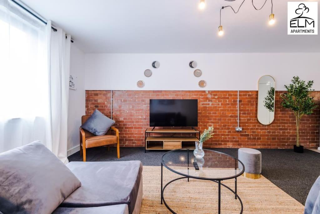 Apartment Luxurious 1-bedroom Apartment, Sleeps 4, Free Parking