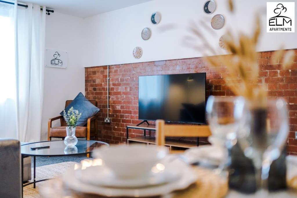 Luxurious 1-bedroom Apartment, Sleeps 4, Free Parking