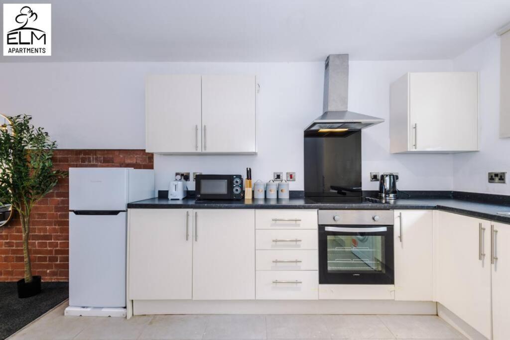 Luxurious 1-bedroom Apartment, Sleeps 4, Free Parking Apartment