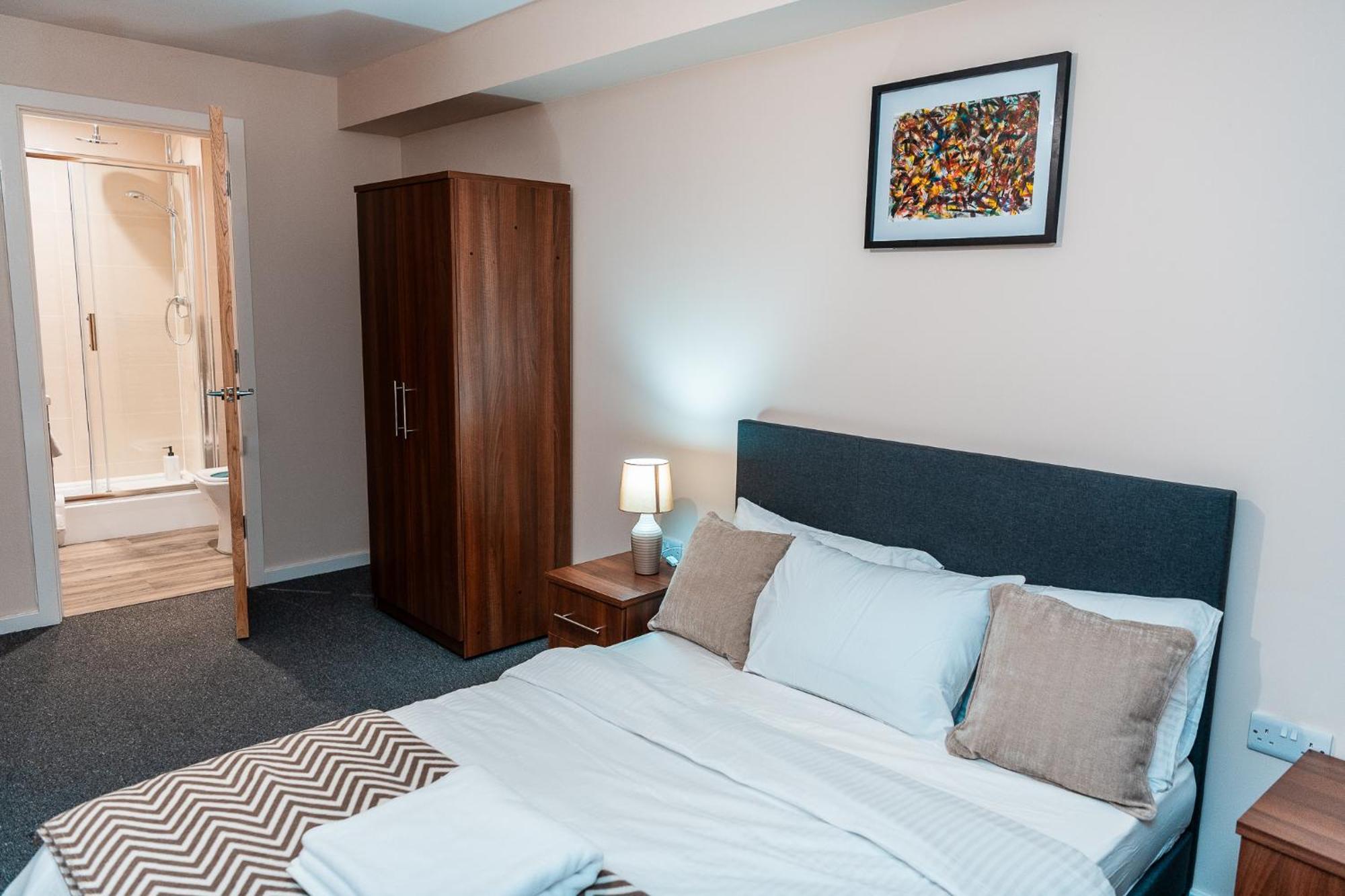 Entire 2 Bedroom And 2 Bathroom In -free Underground Parking Apartment *