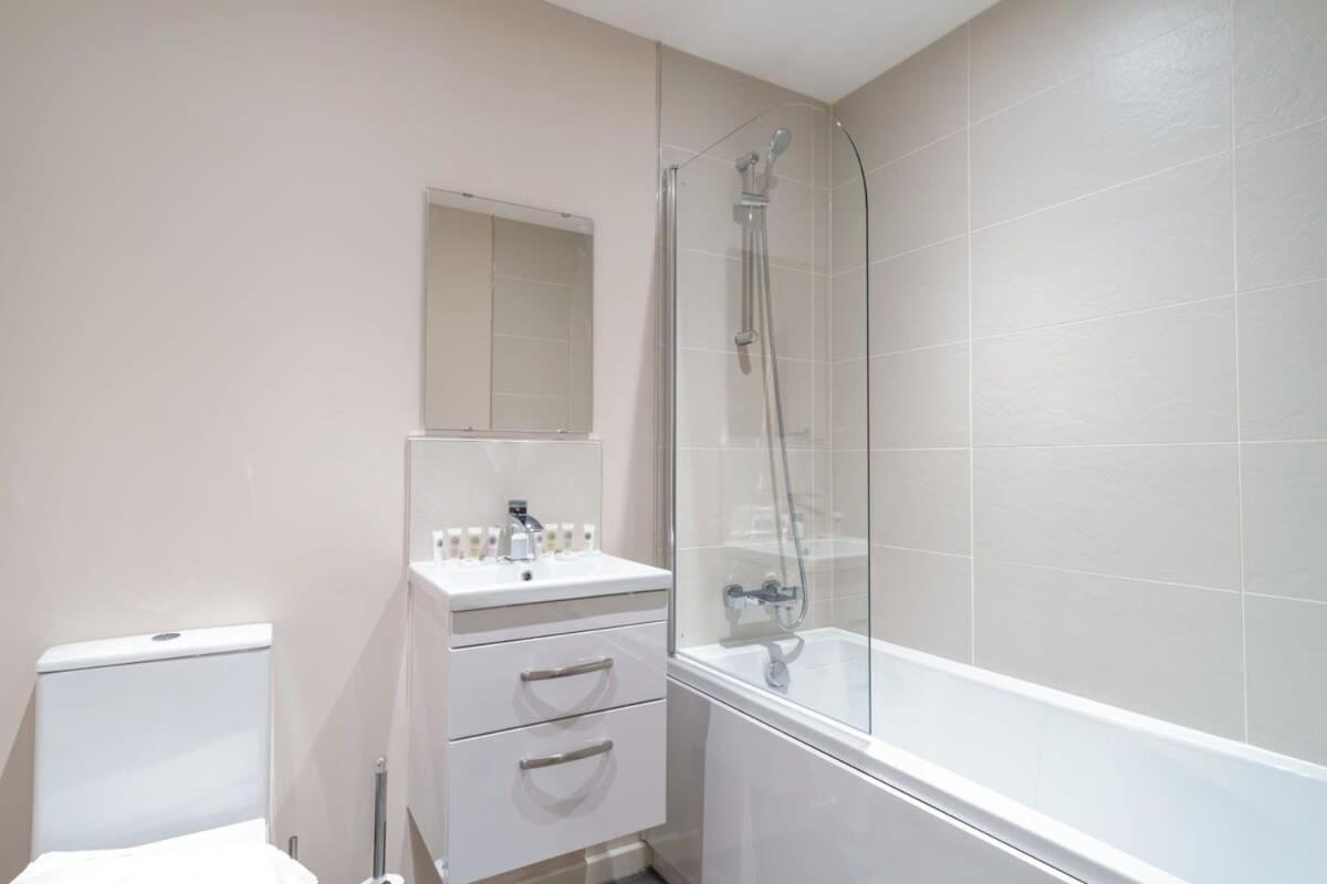 Spacious & Bright 2 Bed Apartment Manchester