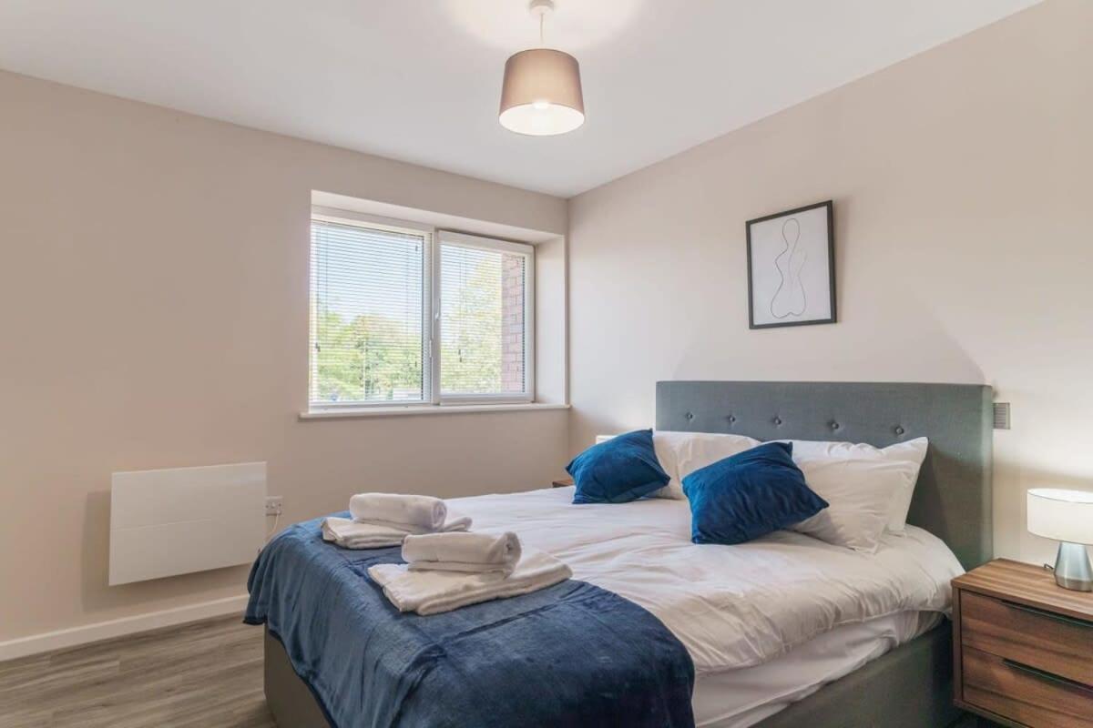 Spacious & Bright 2 Bed Apartment *