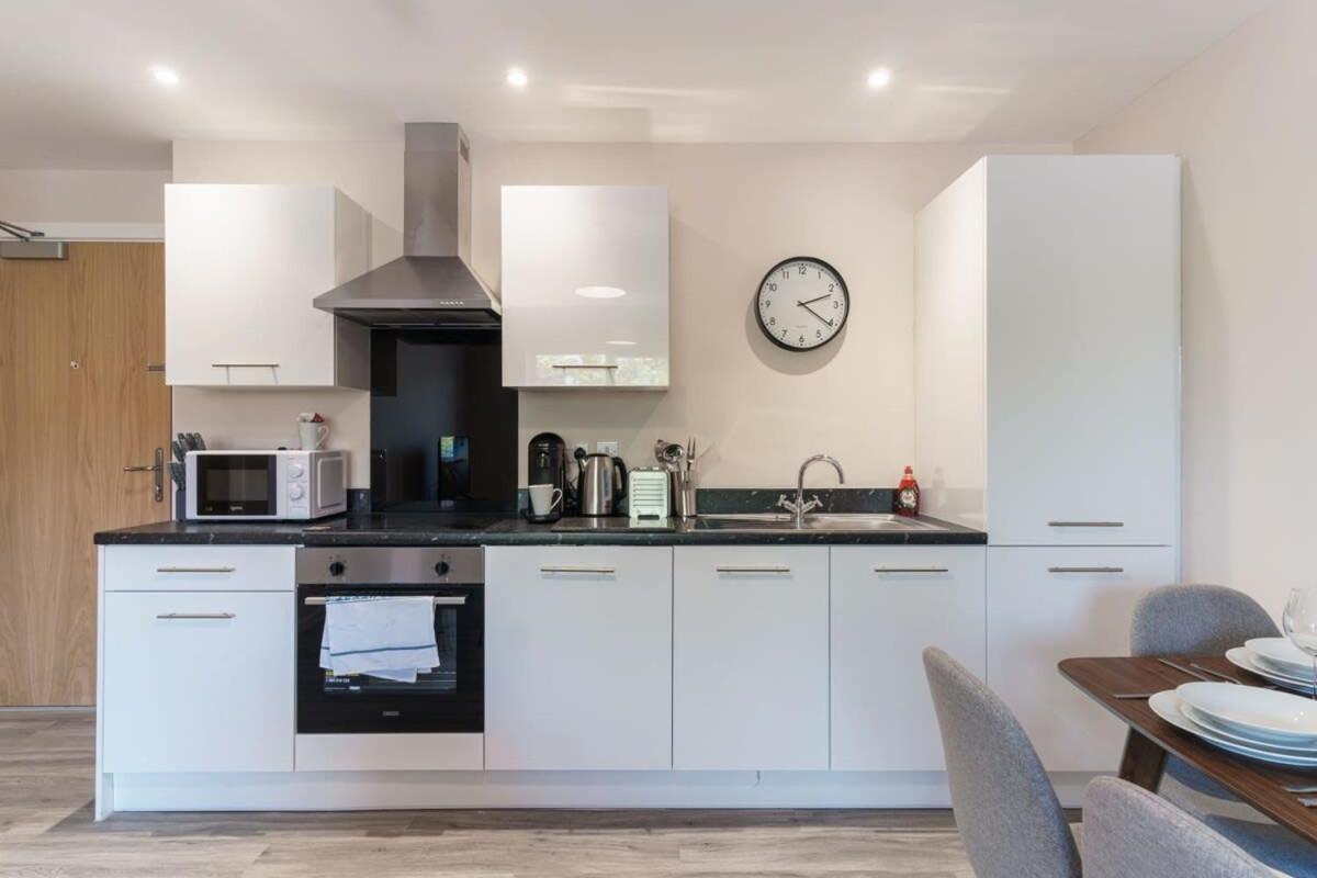 Spacious & Bright 2 Bed Apartment *