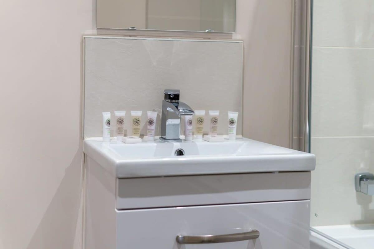 Spacious & Bright 2 Bed Apartment *