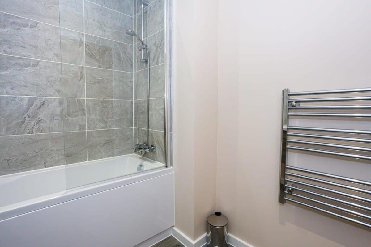 Lovely Modern 1 Bedroom Apartment *
