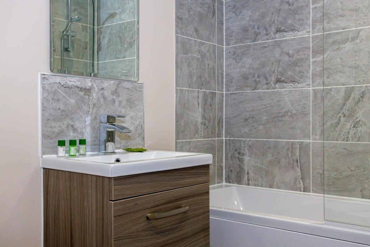 Lovely Modern 1 Bedroom Apartment