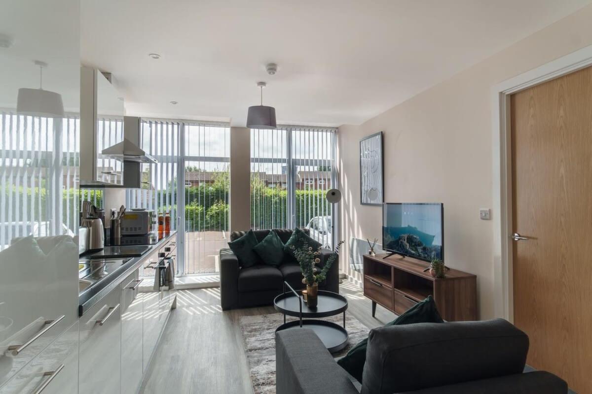 Bright & Modern 1 Bed In Apartment *