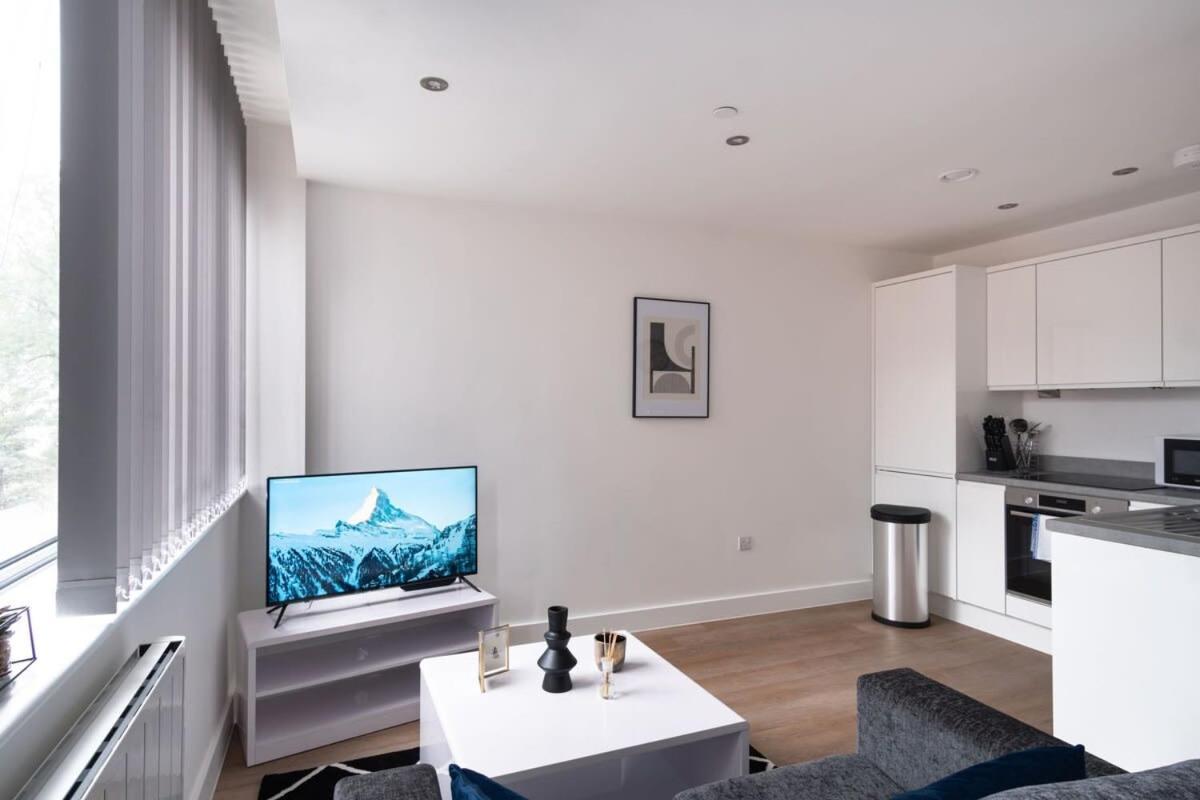 Zeni, Alexandra Rise Smart * Manchester