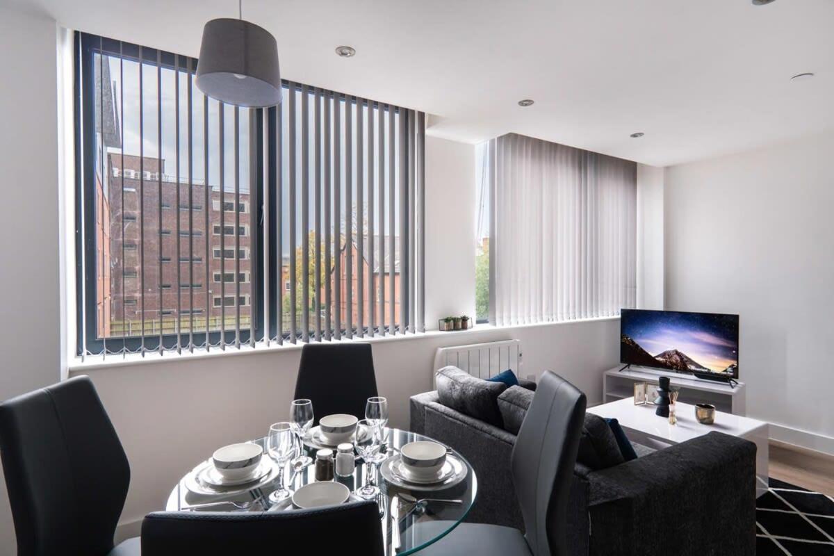 Zeni, Alexandra Rise Smart * Manchester