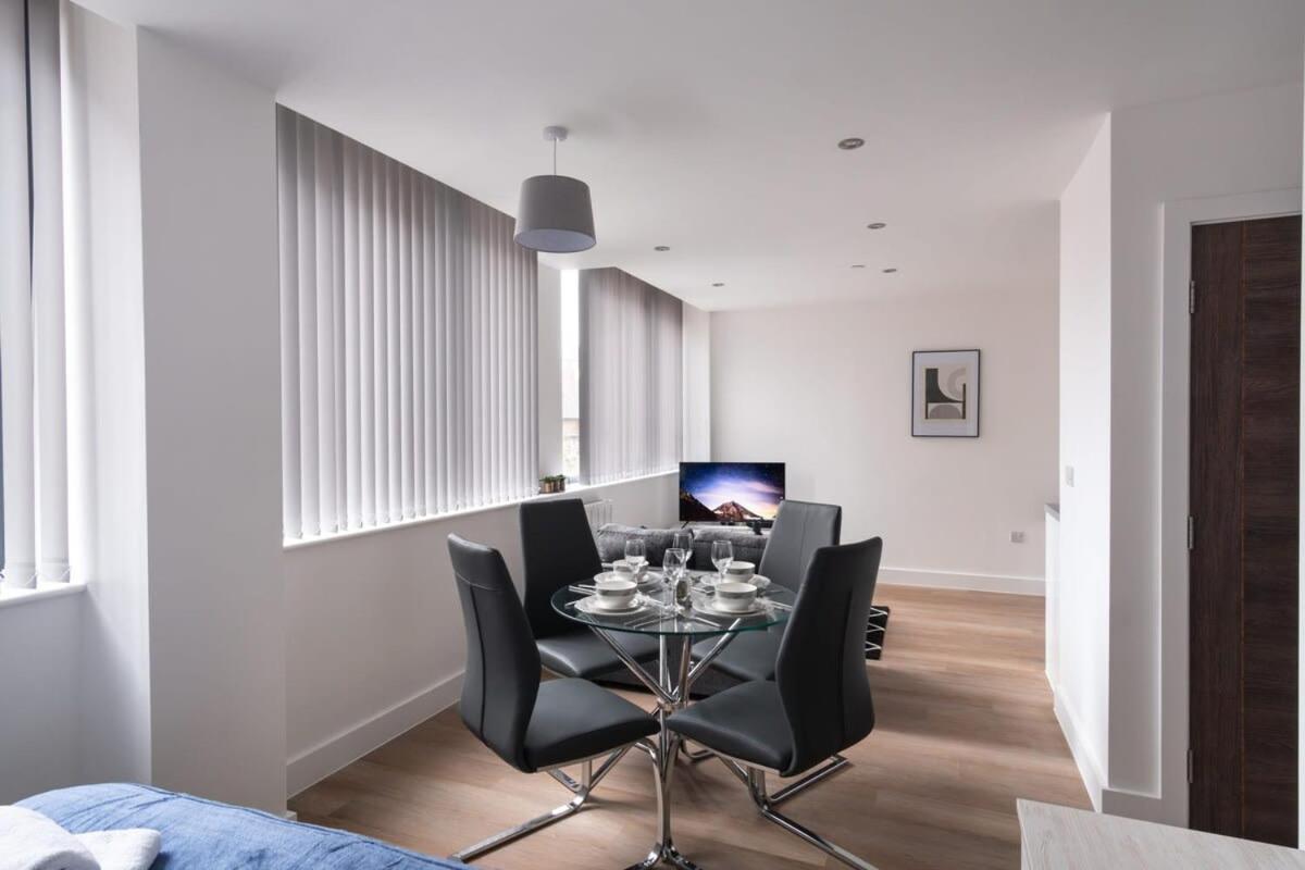 Zeni, Alexandra Rise Smart Apartment Manchester