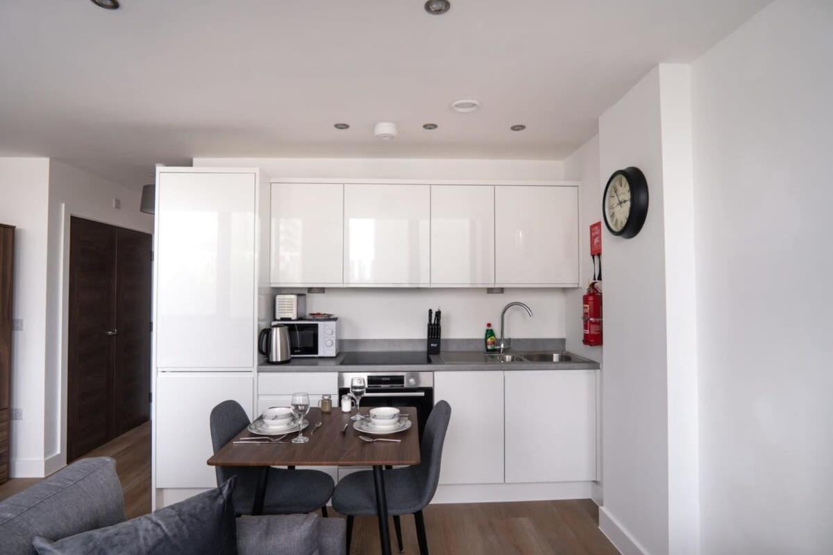 Zeni, Alexandra Rise Chic Apartment Manchester