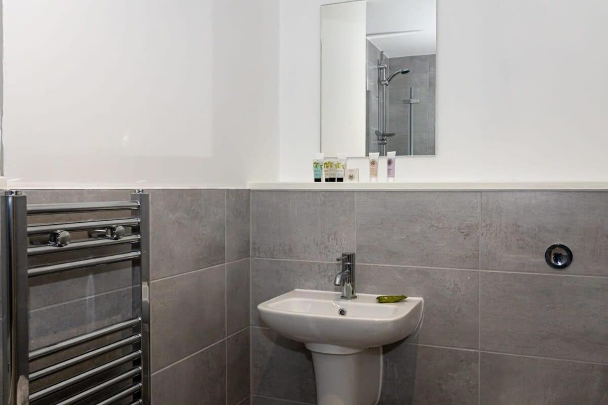 Stunning 2 Bed In Salford Amazing Views Apartment *