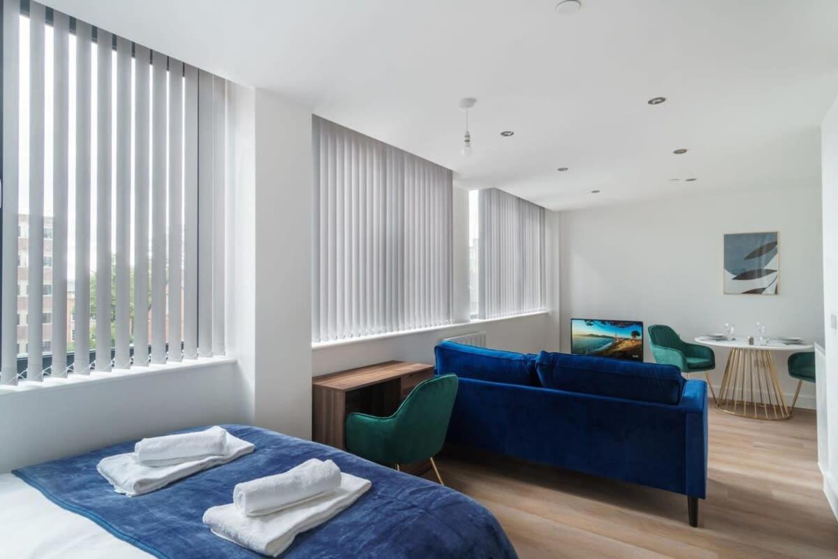 Zeni, Alexandra Rise Sleek Apartment *