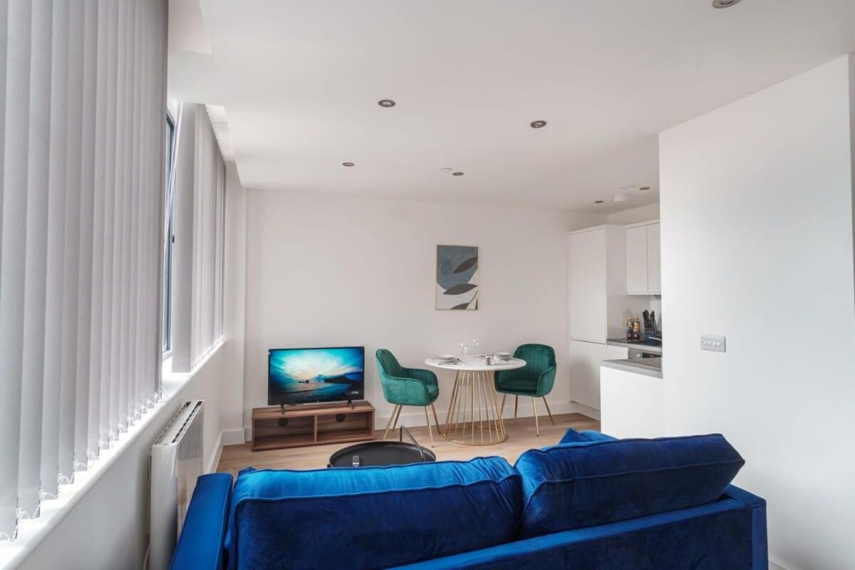 Zeni, Alexandra Rise Sleek Apartment Manchester