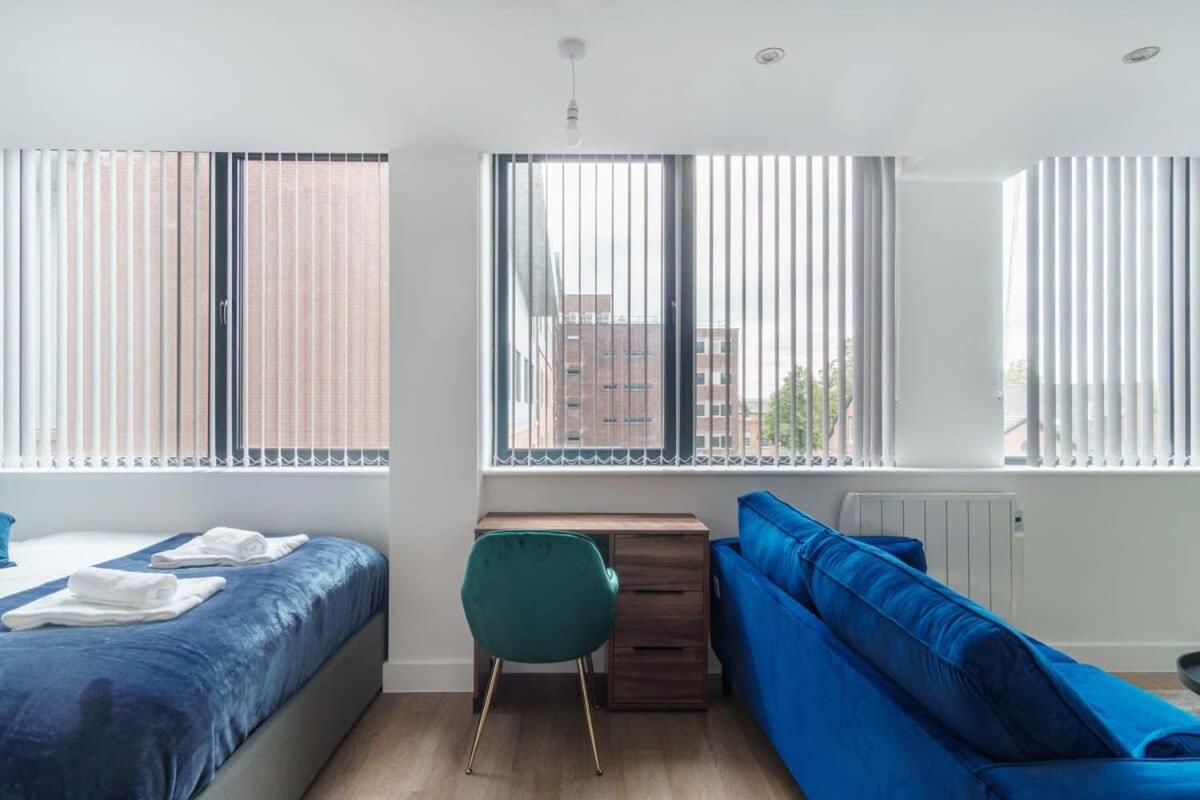 Zeni, Alexandra Rise Sleek Apartment *