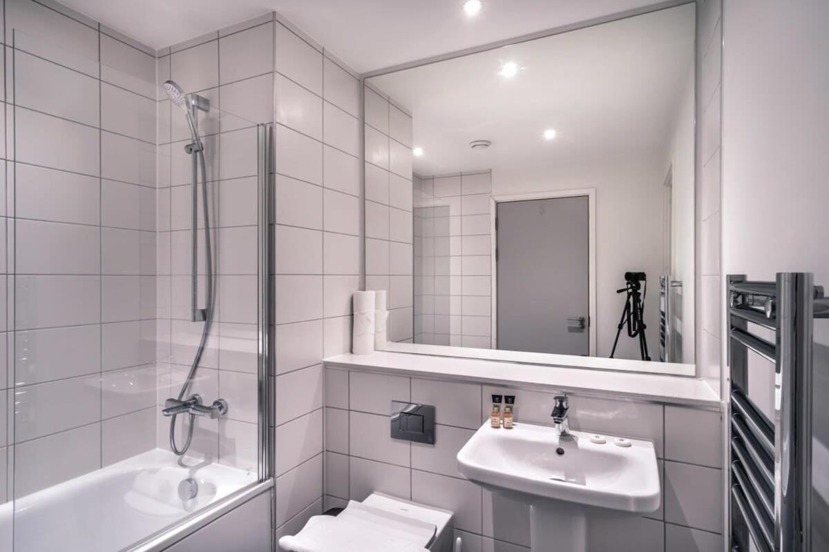 Spacious 1 Bed In Apartment *
