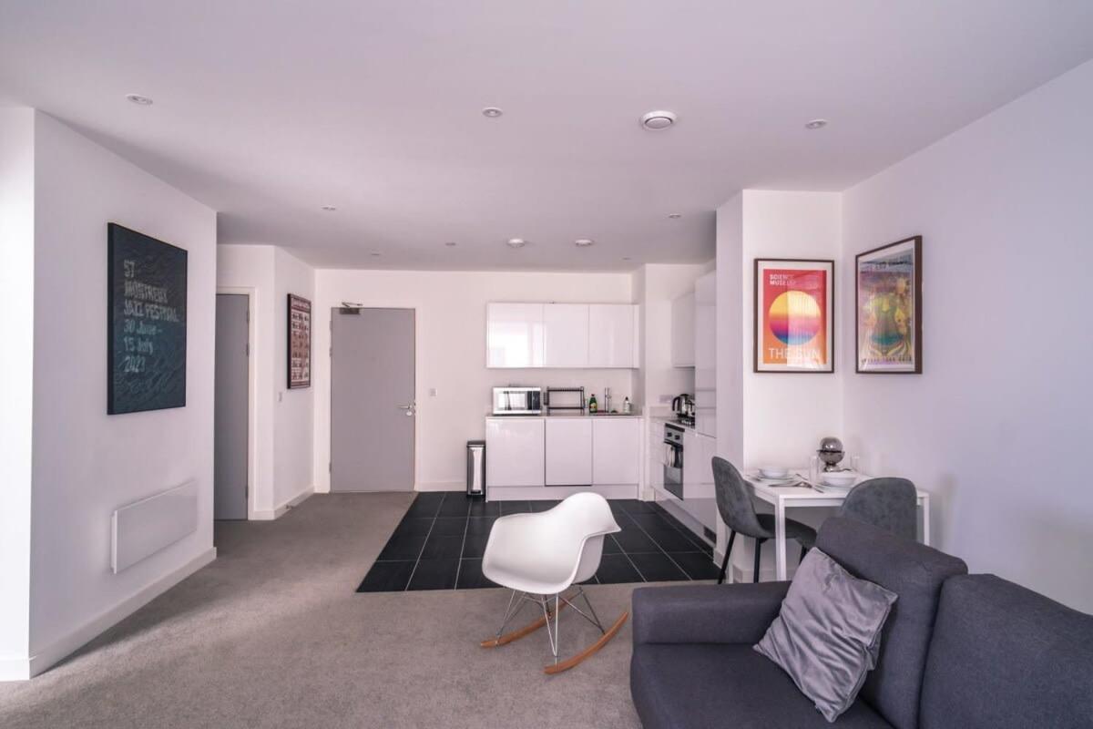 Spacious 1 Bed In Apartment *